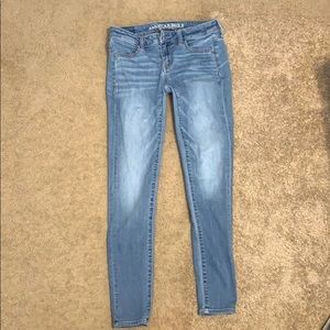 Light wash American eagle skinny jeans